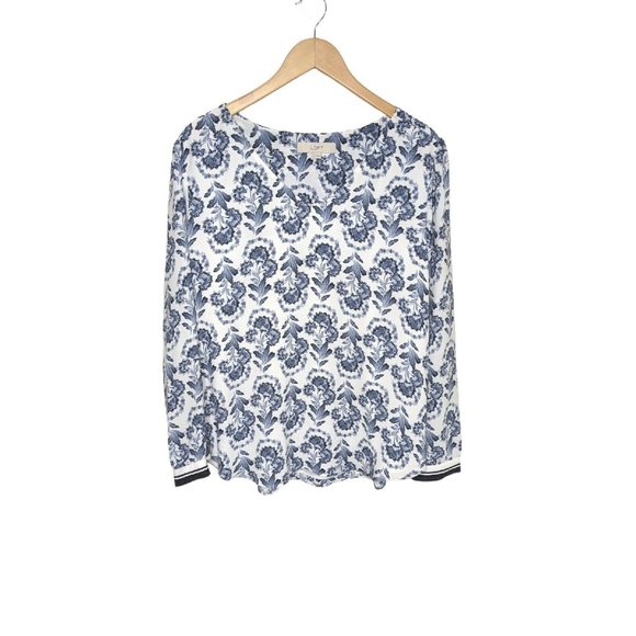 LOFT Tops - Ann Taylor LOFT Women's Top Size XL Blue and White Floral FLOWY Relaxed Fit b6
